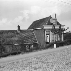 Eenvoudig, gaaf bewaard woonhuisje aan de dijk met lijstgevel