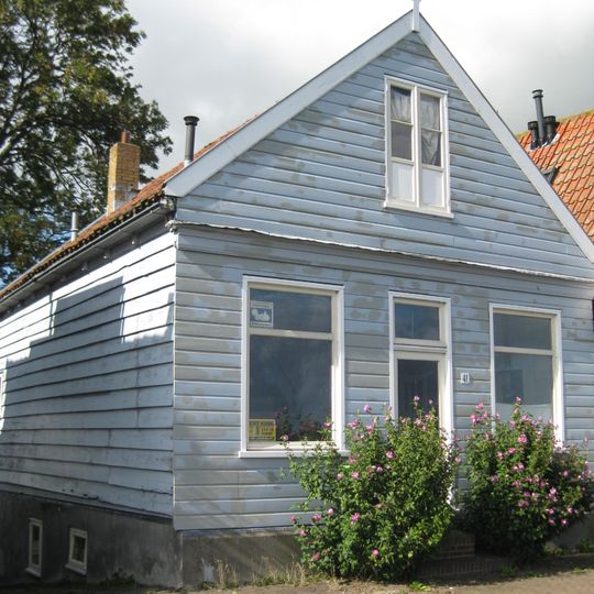 Houten huis. Voorschot in puntvorm; goede pui