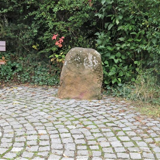 Křížový kámen poblíž domu 223 ve Zbuzanech