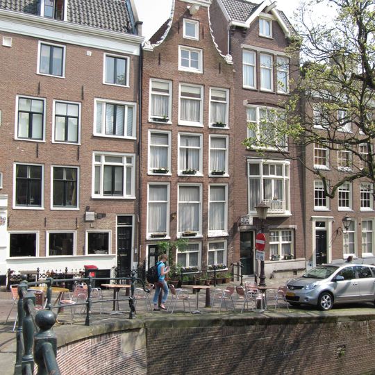 Pand met klokgevel onder siertrossen