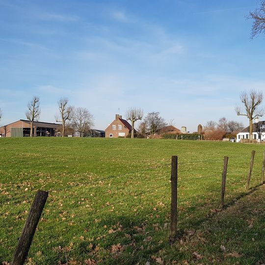 Terrein waarin twee verhoogde woonplaatsen