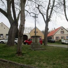 Kříž v Nalžovských Horách na návsi