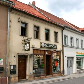 Wohnhaus in geschlossener Bebauung, mit Laden Kirchstraße 67