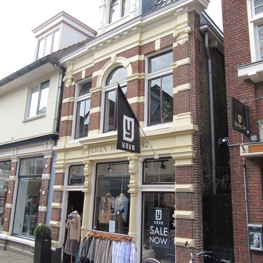 Drie traveeën breed pand van twee bouwlagen opgetrokken in gele Friese steen