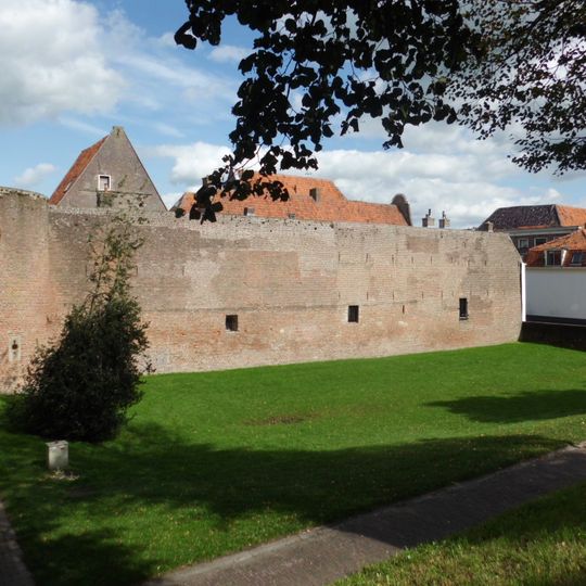 Courtine i-ii met goorpoort, brug, kazemat en muurresten
