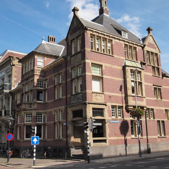 Op de hoek gesitueerd herenhuis