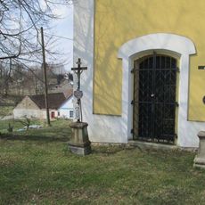 Kříž v Třebějicích před kaplí vlevo