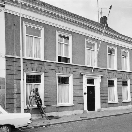 Woonhuis, voormalige artsenpraktijk