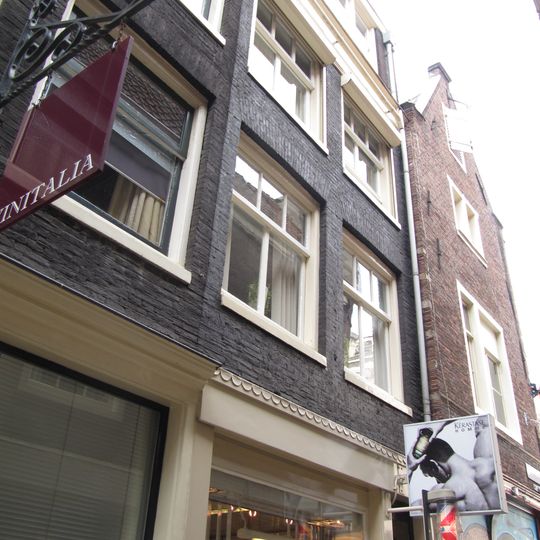 Pand met 18e-eeuwse gevel onder latere rechte lijst en dakkapel