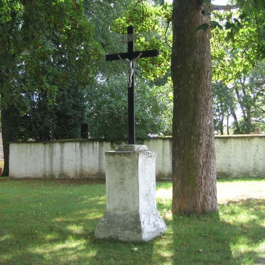 Kříž před kostelem Jana Křtitele na návsi v Pravoníně