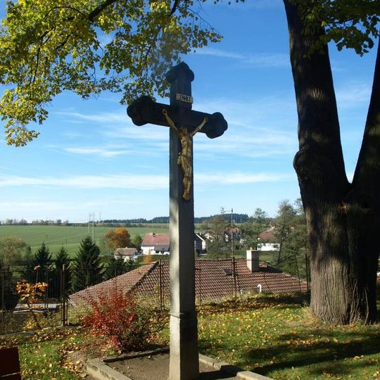 Kříž před kostelem v Obyčtově