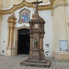 Kříž před kostelem Nanebevzetí Panny Marie ve Strážnici