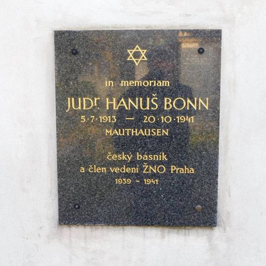 Pamětní deska Hanuše Bonna na novém židovském hřbitově na Olšanech