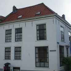 Pand met witgepleisterde lijstgevel van oorsprong 17e eeuw