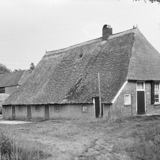 Boerderij onder fors rieten schilddak