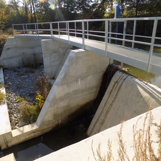 Lávka přes přeliv Konopišťského potoka U Zájezdku