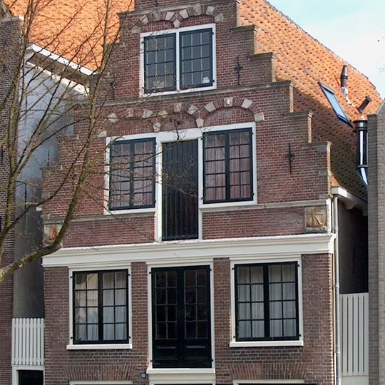 Vernieuwde gevel voor ouder pand met zadeldak