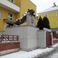 Socha pumy před Státním okresním archivem v Táboře