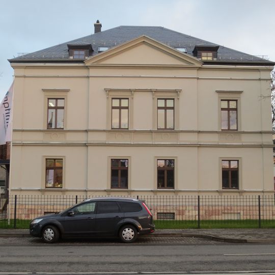 Villa mit Vorgarten und seitlichem Garten Dresdner Straße 54