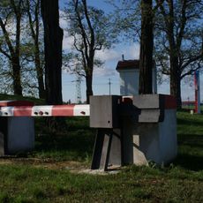 Prvorepubliková silniční uzávěra u kruhového objezdu v ulici 9. května v Roudnici nad Labem