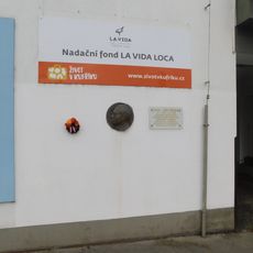 Pamětní deska Jiřímu Hejdovi ve Vršovicích