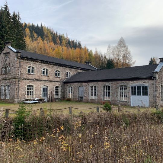 Ehemalige Holzschleiferei mit Wasserkraftanlage sowie Wohnhaus mit angebautem Nebengebäude und Einfriedung Albertsthal 1; 2