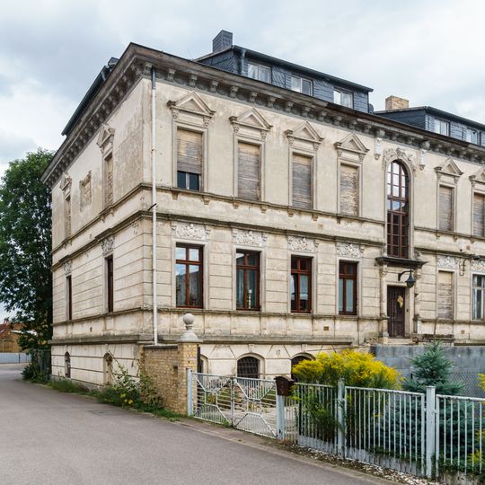 Wohnhaus eines Bauernhofes, mit Vorgarten und Einfriedung Ringstraße 3