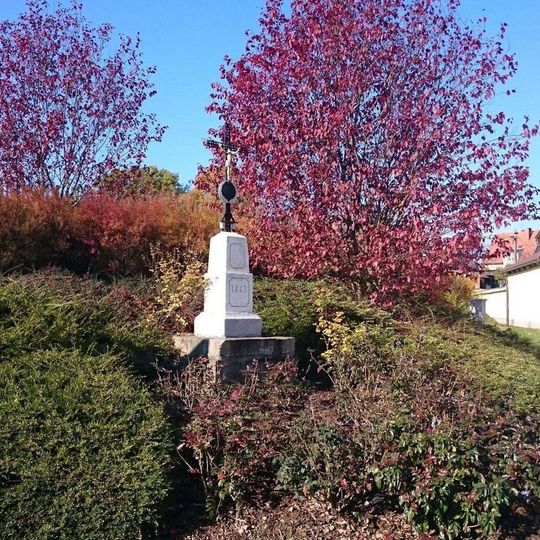 Kříž v Horní Lukavici západně od návsi