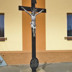 Kříž v Těmicích u křižovatky