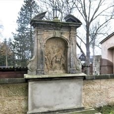 Kaplička V. zastavení křížové cesty u kostela v Arnolticích