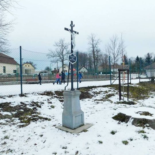 Kříž u hřiště v Dušejově