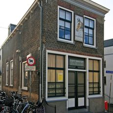 Voormalige zadelmakerij met woning, gebouwd in een sobere, Ambachtelijk-traditionele stijl in opdracht van de familie De Koning
