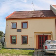 Pamětní deska ve Skrbni na ulici Jos. Fialy