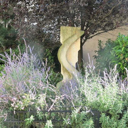 Kamenná plastika u domu 22 v ulici Jiřího Mahena v Čáslavi