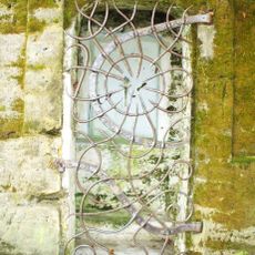 Skalní kaplička u lesní cesty jihozápadně od Mařenic