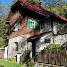 Staročeská chaloupka pod skálou