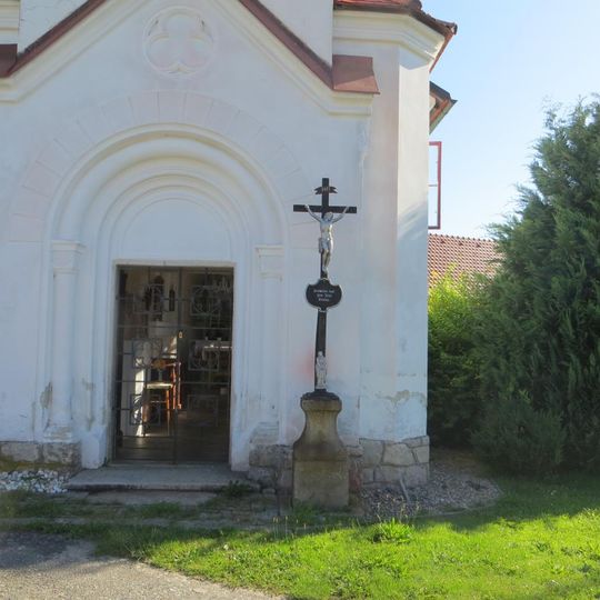 Kříž před kaplí v Polesí