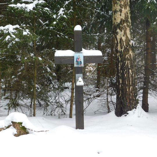 Kříž na rozcestí v údolí Jevanského potoka