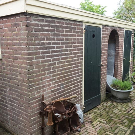 Bakstenen toiletgebouwtje