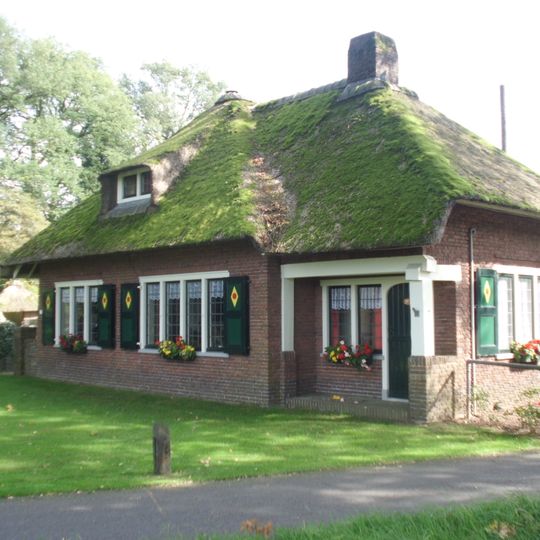 Zwaluwenburg: rentmeesterswoning met entree