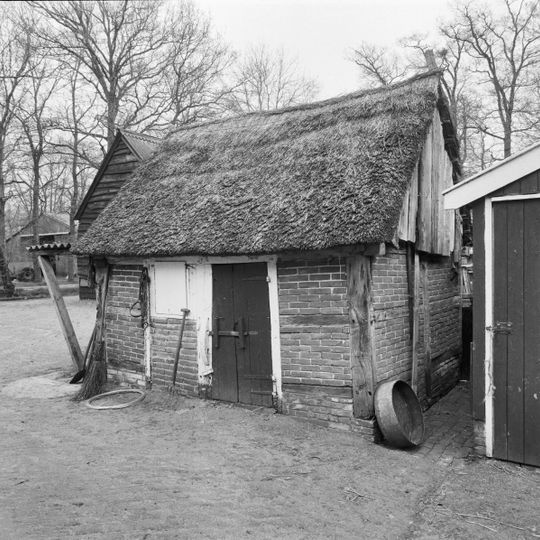 Boerderij onder rieten zadeldak, varkensschuur