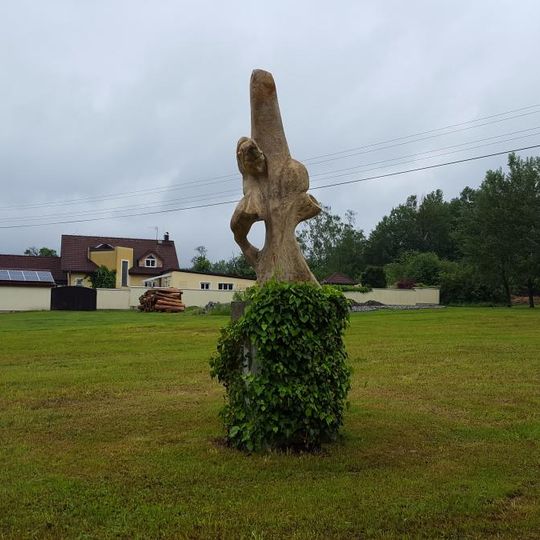 Socha u rybníku Dožín u Nových Mitrovic