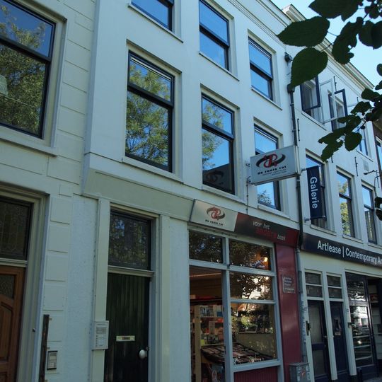 Pand met lijstgevel bepleisterd