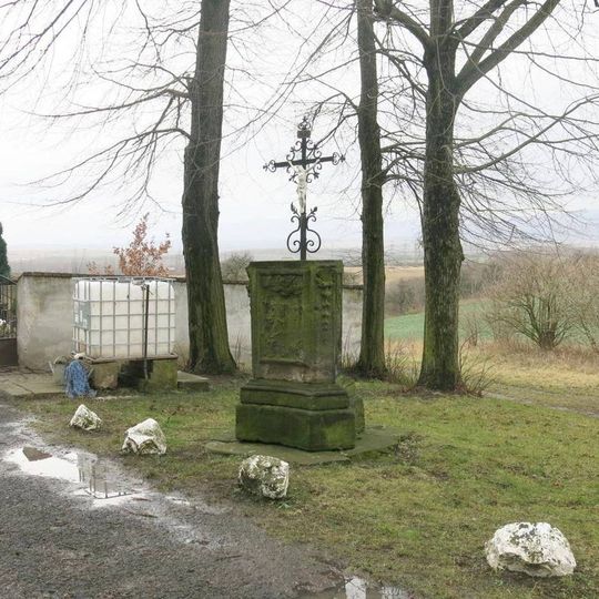 Kříž u hřbitova v Křemýži