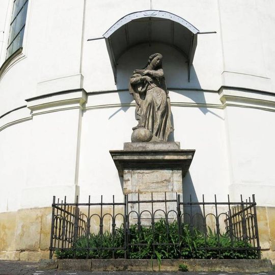 Socha Panny Marie u zdi kostela Nanebevzetí Panny Marie v Novém Boru