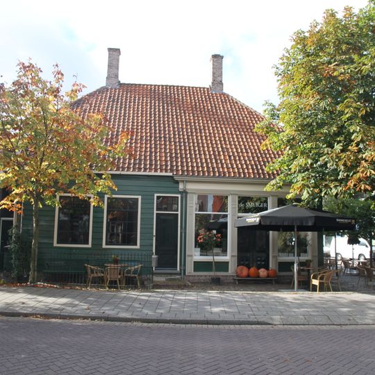 Houten huis met wolfdak