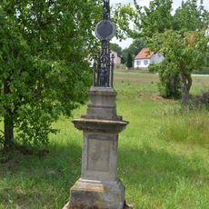 Wayside cross at the west end of Ploskovice