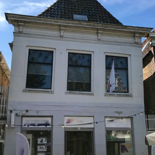 Pand onder zadeldak met topschoorsteen