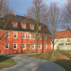Rittergut Quoos; Herrenhaus und ein Wirtschaftsgebäude des ehemaligen Gutshofes Quoos 1, 1a