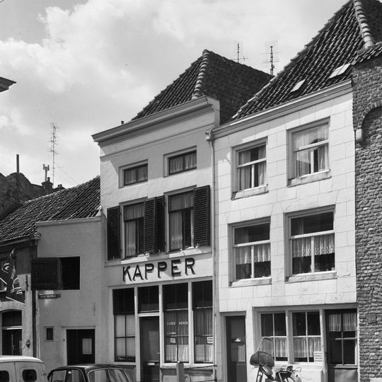 Pand, waarvan schildak aan de achterzijde tegen een puntgevel aansluit